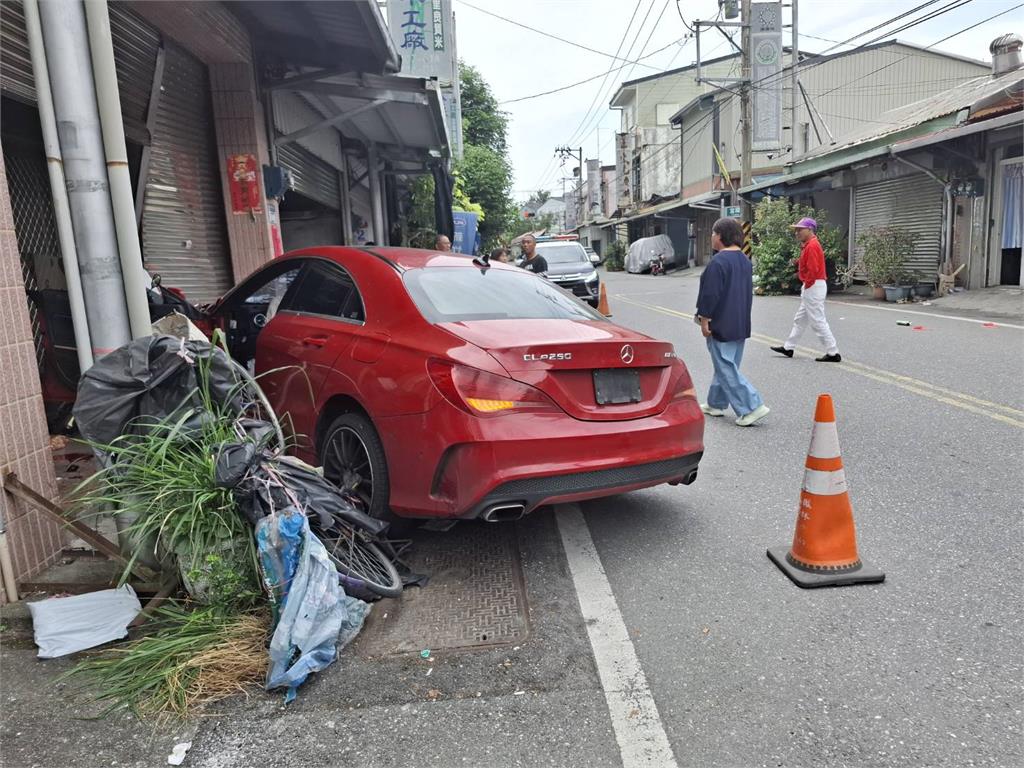 快新聞/討債談判破裂!花蓮賓士車主「失控衝撞民宅」5傷 車頭嚴重受損