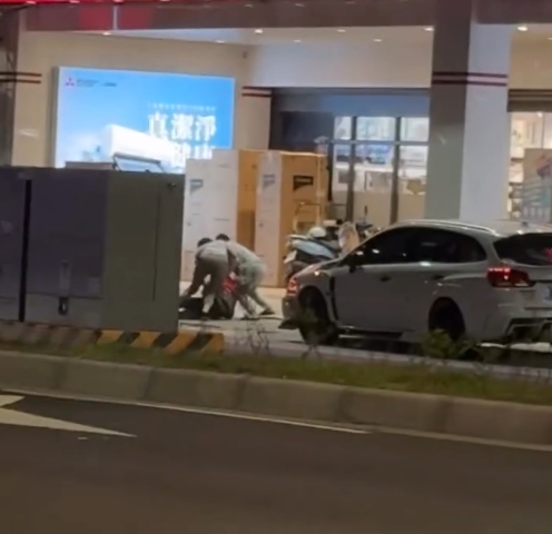 娃娃機店泡麵飲料被偷　員工壓制嫌犯　老闆選擇不追究　真相曝光！