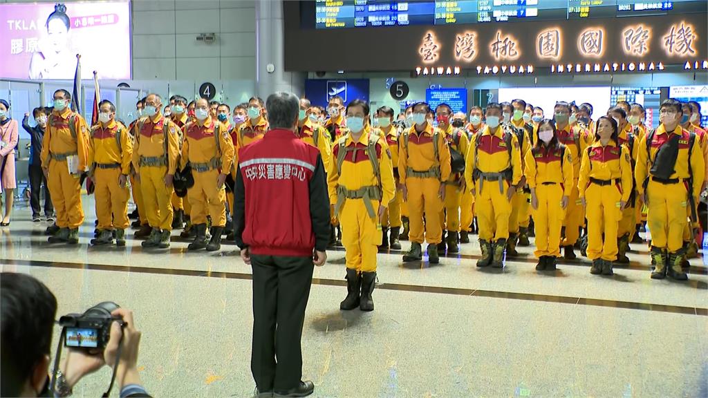 台灣90人第二批特搜隊出發　陳建仁親授旗送機