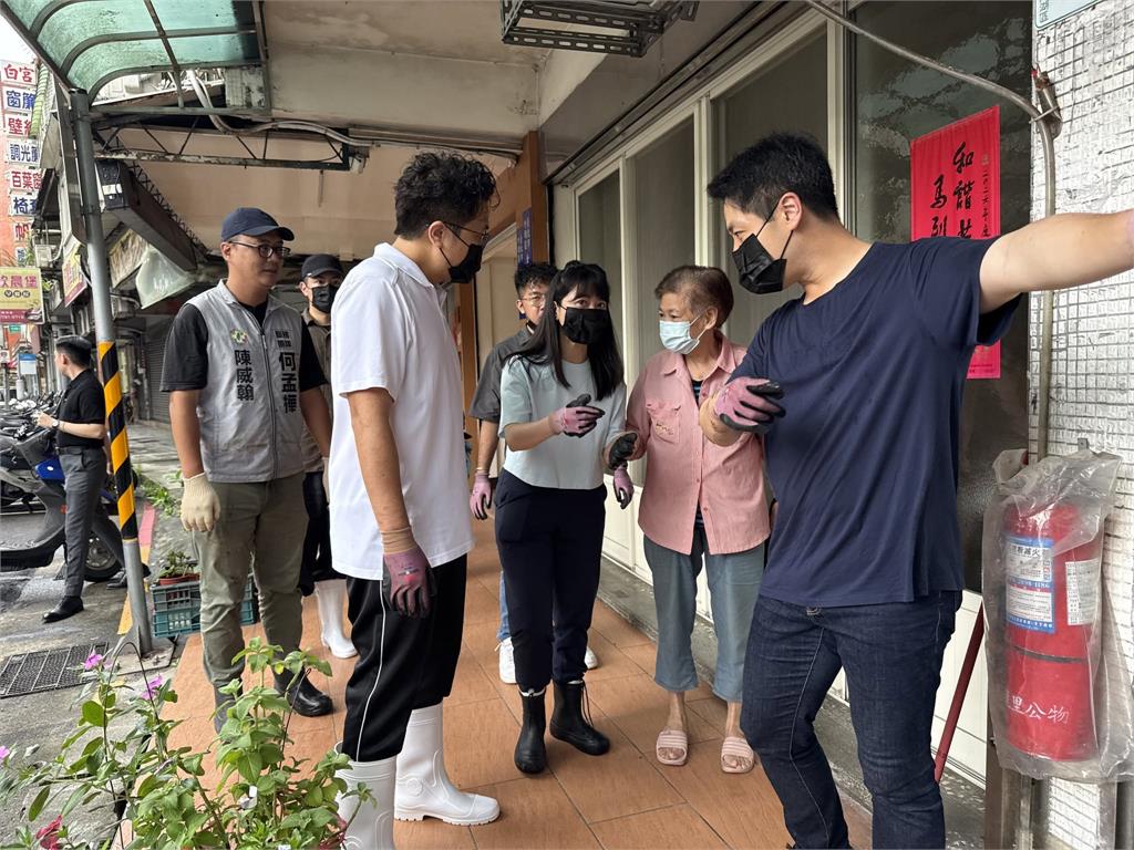 內湖豪雨災後！沈伯洋、陳又新、高嘉瑜低調清淤　網贊：這一直都是他