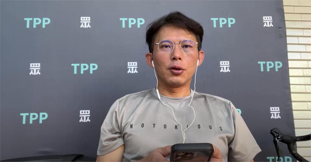 小草突問「救出柯文哲會回歸黨主席嗎」?黃國昌「當機5秒」畫面遭酸:口是心非