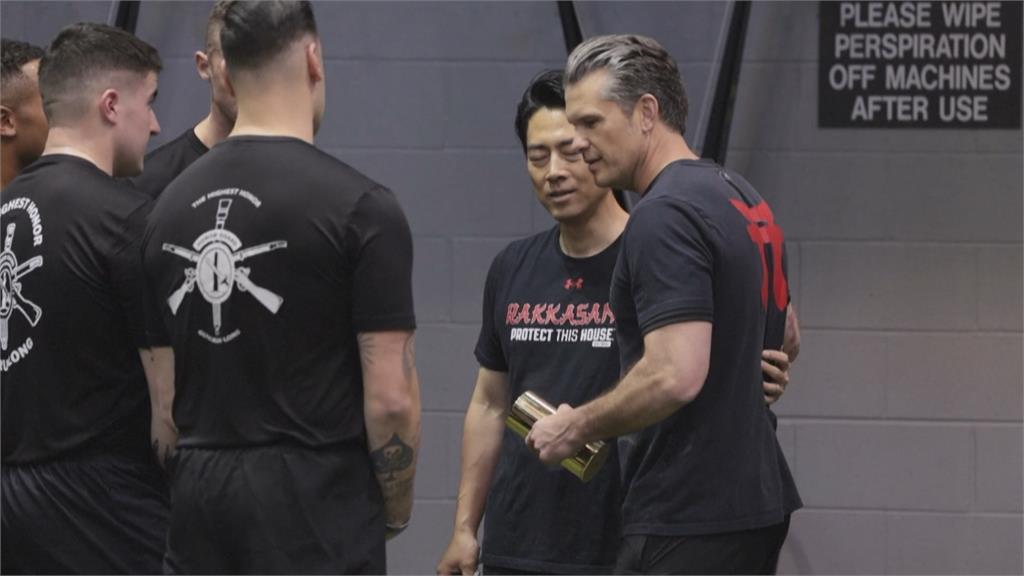 另類「健身外交」　美日防長尬體能！　赫格塞斯游刃有餘　小泉喘到不行