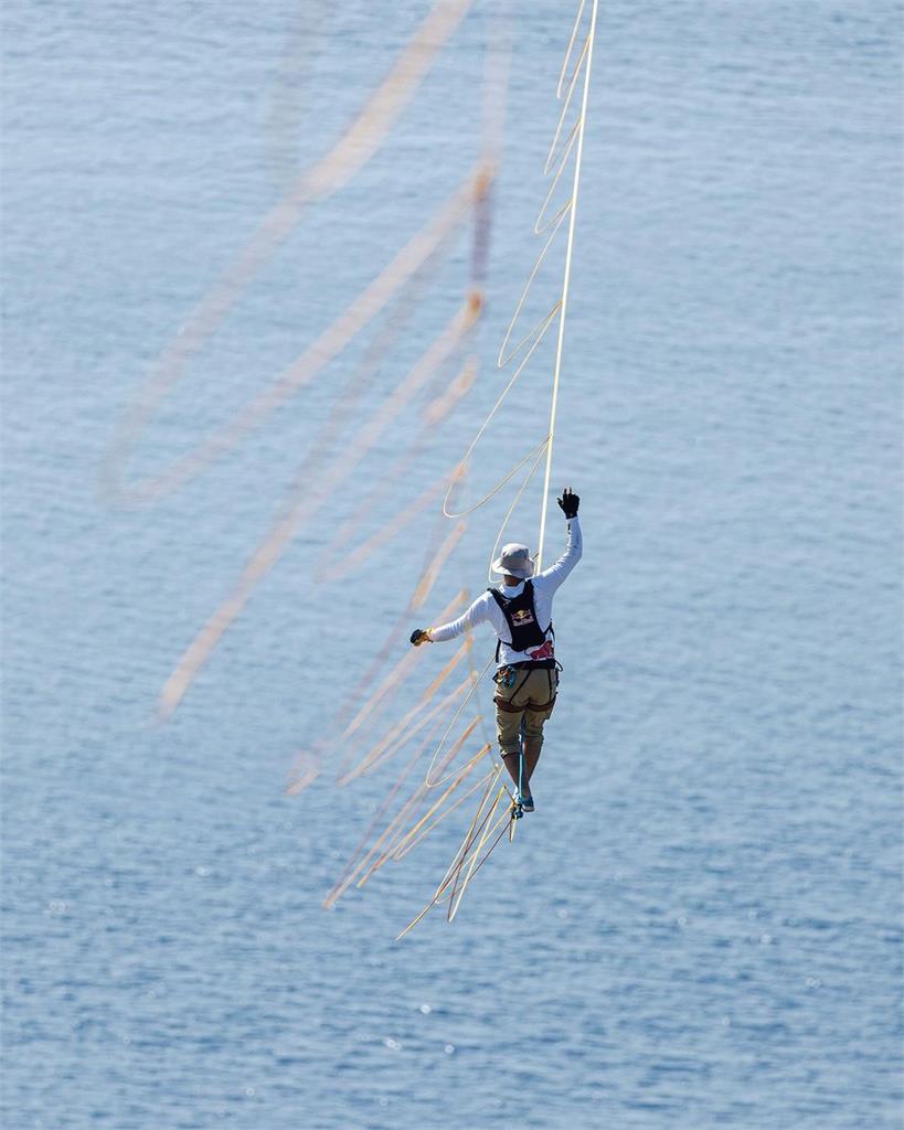 極限運動（影）／驚險一瞬間！高空走繩冠軍終點前跌倒　無緣破世界紀錄