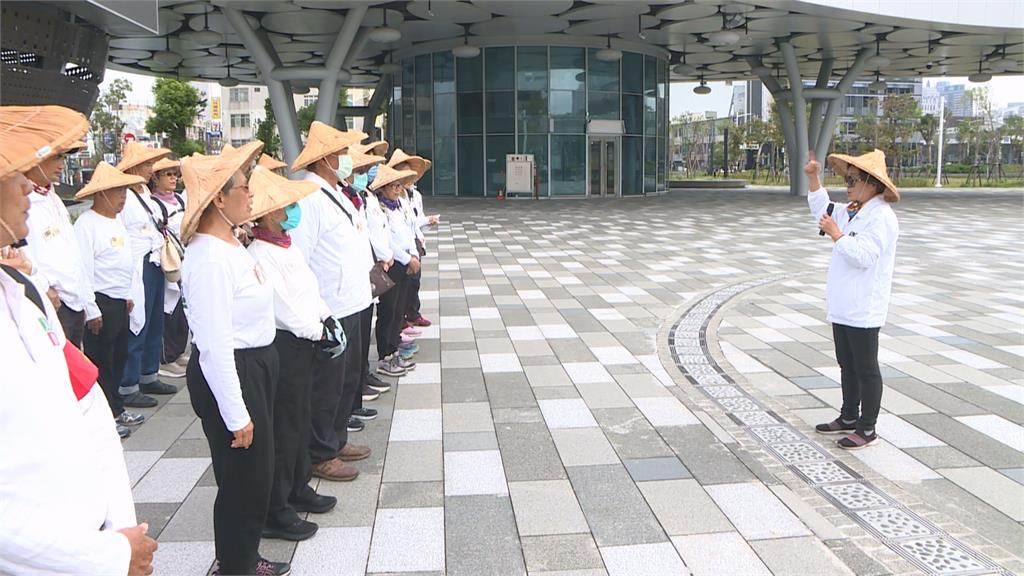 提四案公投! 人民作主志工團到高雄推公投連署