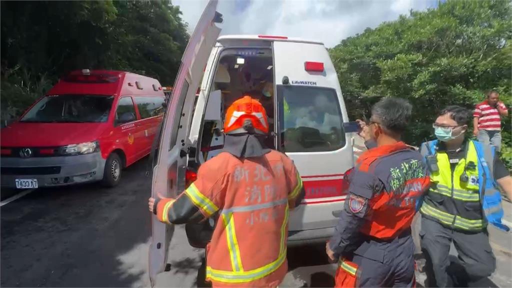 新北萬里砂石車打滑撞客運 39歲乘客首當其衝送醫不治
