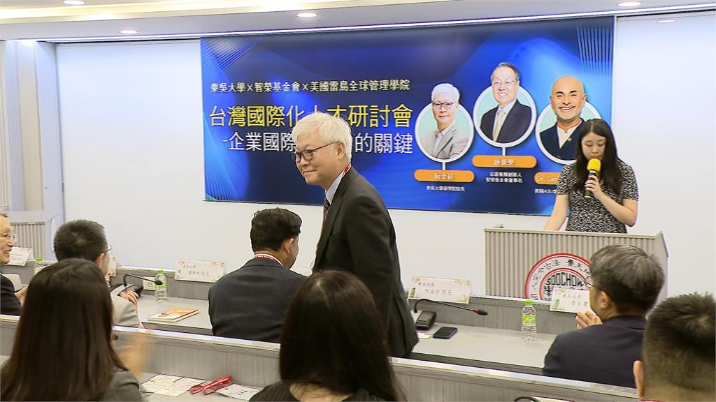 看半導體趨勢 施振榮:台廠要培養國際化人才 施振榮籲「台廠要培養國際化人才」 東吳攜手雷鳥學院推動半導體人才培育計畫