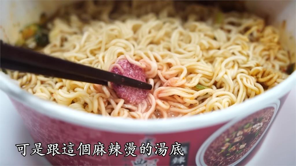 挑戰隱藏吃法!網紅嚐「泡麵+綠色乖乖」 驚嘆創意高分:居然不難吃