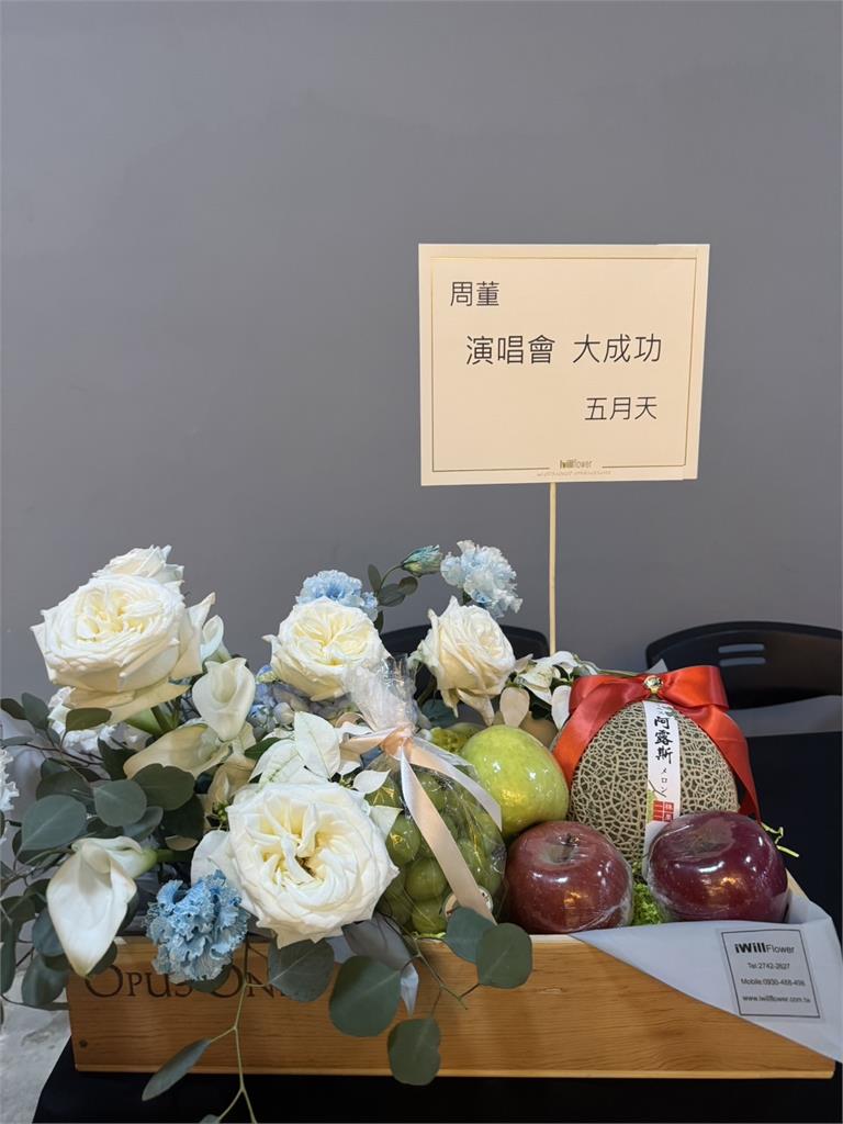 周杰倫大巨蛋今晚開唱!粉絲頭戴工地帽現場求票 喊話:準備爬下水道