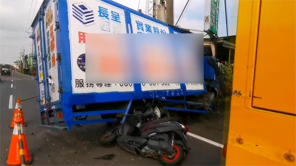 天雨路滑！　嘉義小貨車自撞電桿駕駛身亡　機車追撞輕傷