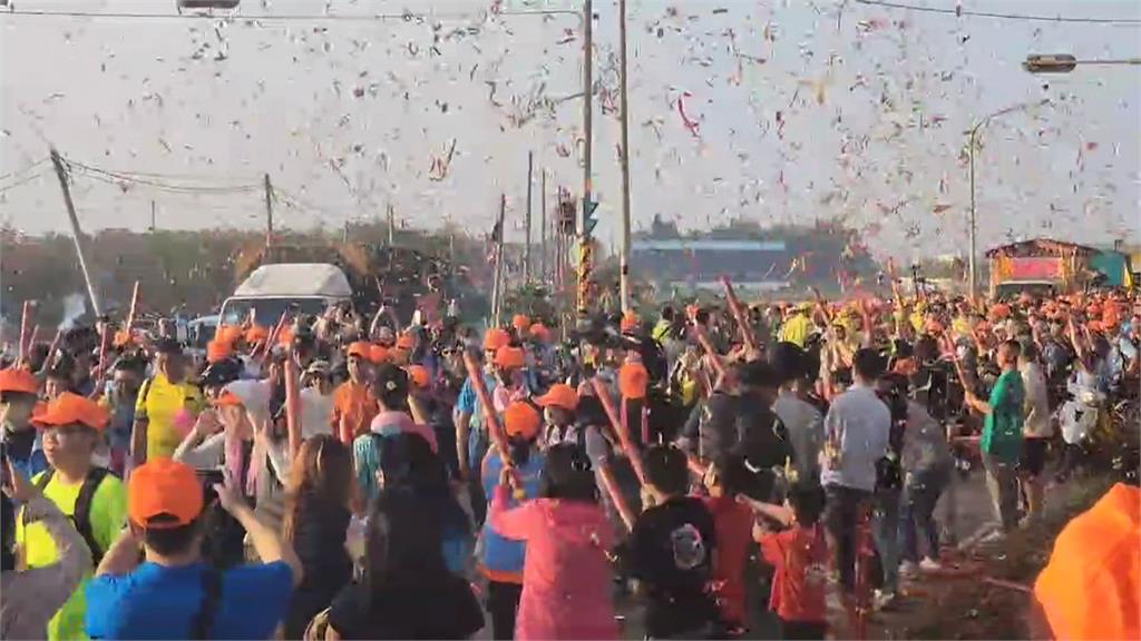 "粉紅超跑"急行北上　陳家姐妹家屬盼鑽轎底祈福