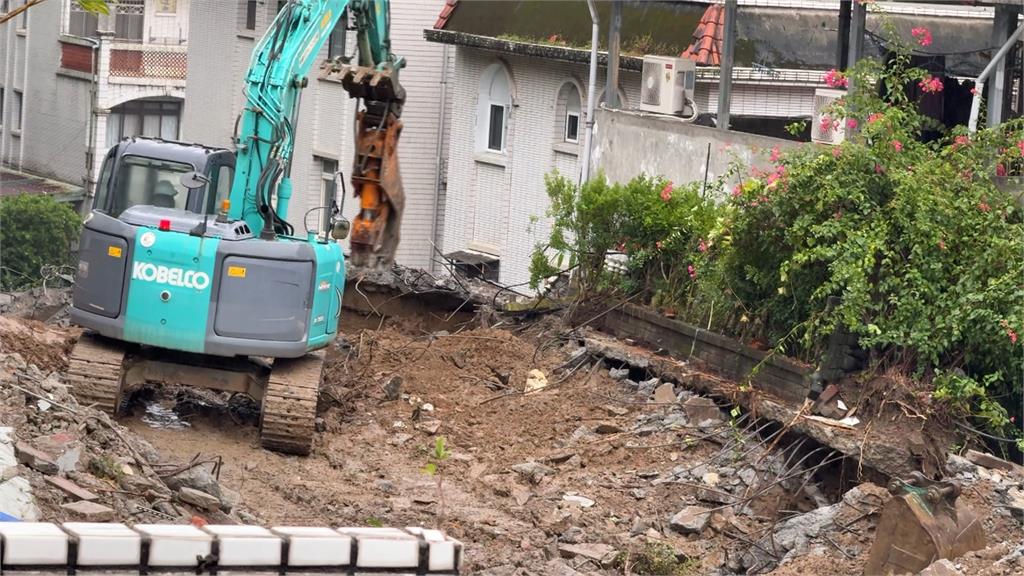 新店錦秀社區擋土牆坍塌 預防性撤離、工務局冒雨搶修