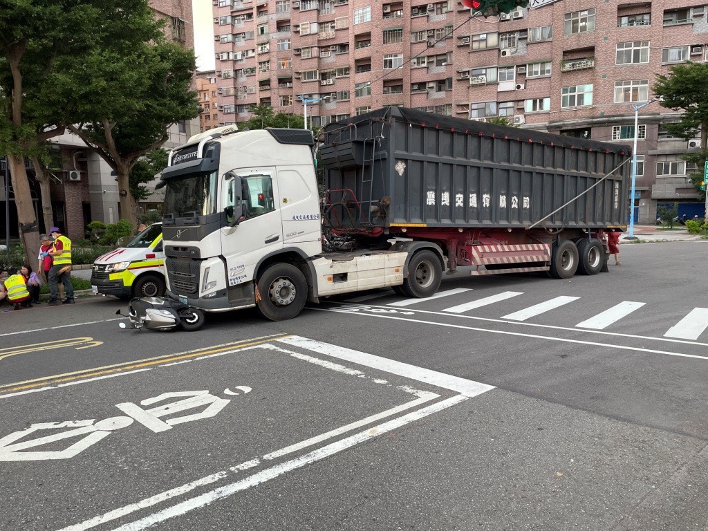 騎士遭大貨車連人帶車拖行 驚悚畫面也曝光