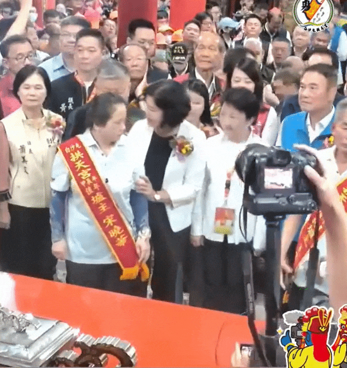 搶C位被罵爆…張麗善「當面道歉」緊摟合影!被推爐主抖心聲:很莫名其妙