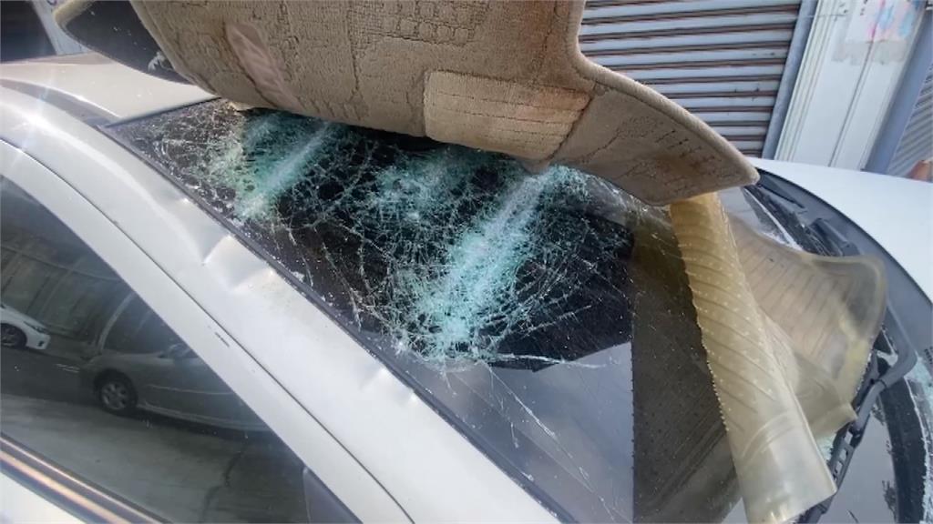 打翻醋罈子！前後任男友較勁　撂人砸車行四車毀損