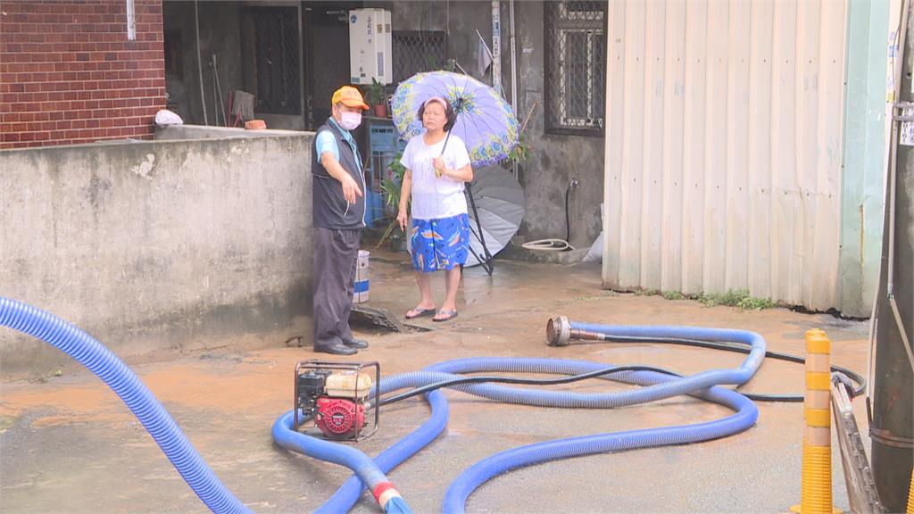 台中烏日三和里連夜大雨　居民準備沙包.抽水機備戰