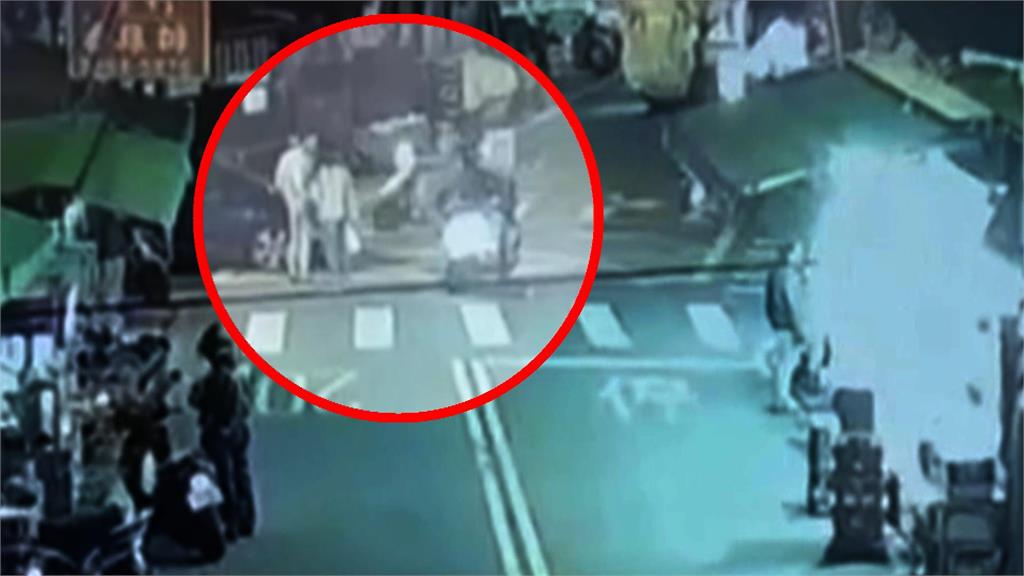 騎士、行人誰也不讓誰！　兩男路口爆肢體衝突