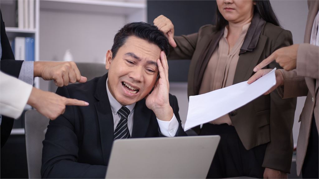 上屬不管下屬爛!中階主管遭受夾擊崩潰直問:能不能告職場霸凌?律師親揭「這些關鍵」