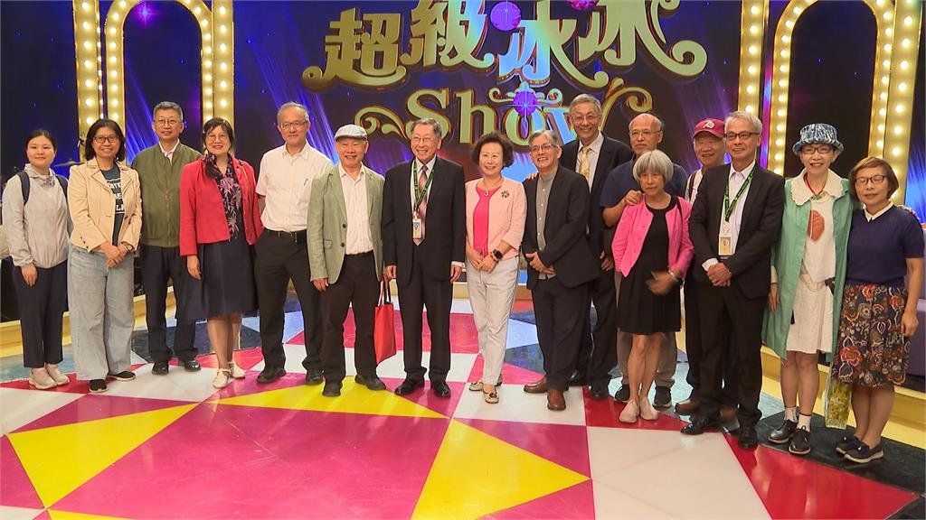 遠哲科學教育基金會參訪民視 體驗虛擬攝影棚