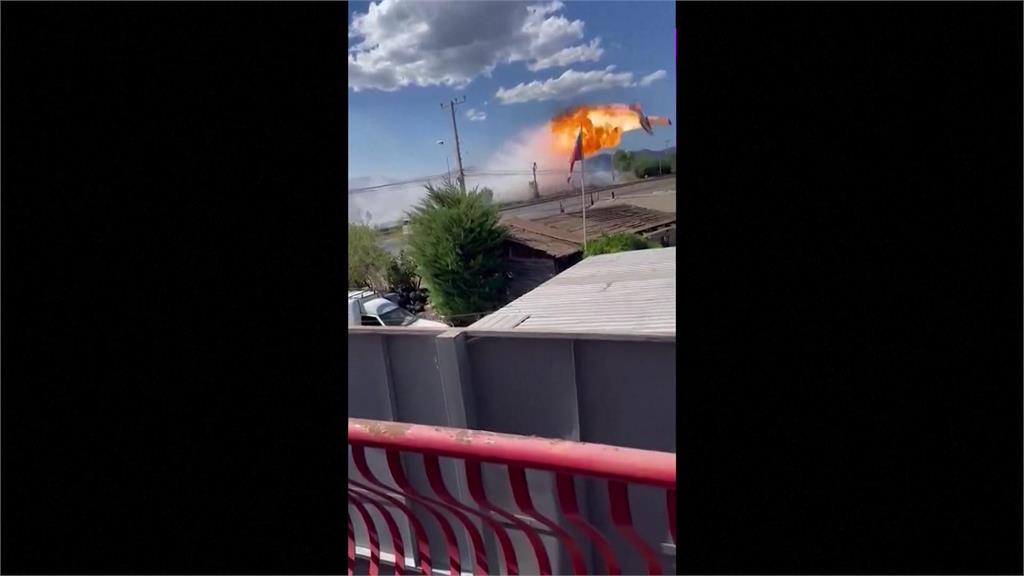 機翼撞電線桿分離！智利飛機空中爆炸墜毀公路　小客車衰被撞4人死傷