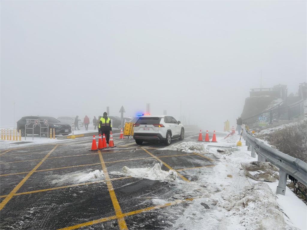 合歡山「結凍警察小姐姐」強勢回歸!新造型「殺氣騰騰」小編狂抖:盯著我…