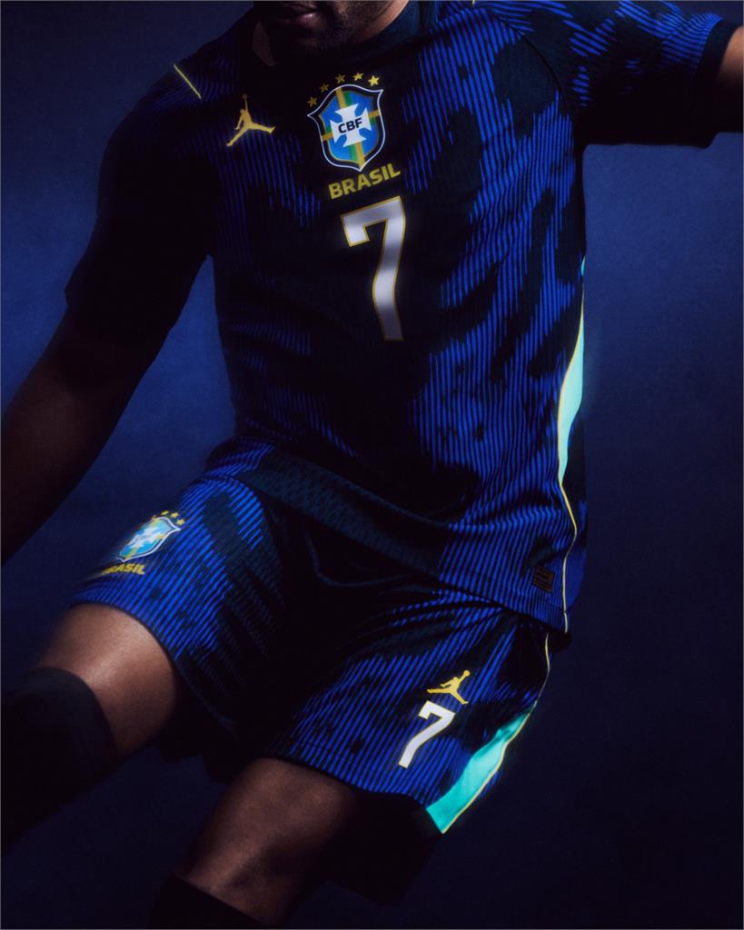 足球(影)／沒了經典賽還有世足！巴西隊攜手「籃球之神」發表全新戰袍預熱世界盃