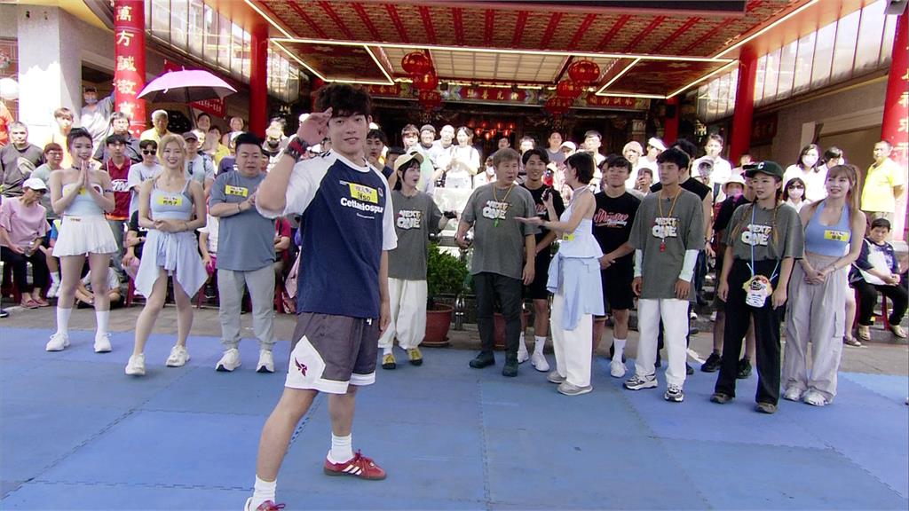 挑戰「膝蓋投籃」過關斬將！胡瓜、董至成「高齡」膝蓋不輸給年輕人