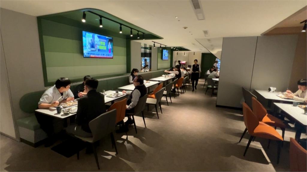 飯店斥資兩千萬裝潢員工餐廳　豪華員工餐上班族超羨慕