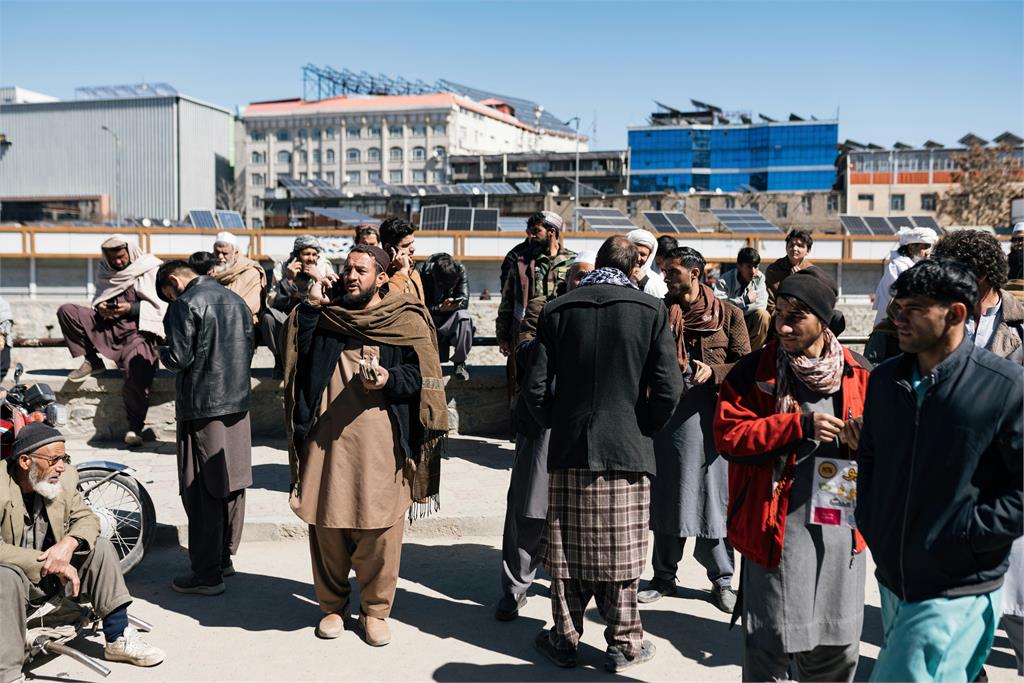 為規避「一禁令」不生女嬰!阿富汗母親用「巨石砸肚」強制女兒流產