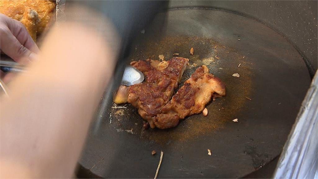 好"蜂"狂！民眾買便當驚見大黃蜂躺肉上　老闆低調致歉