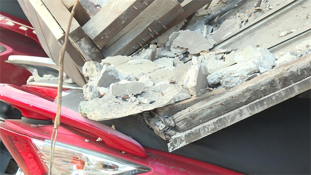 北市重慶北路騎樓天花板崩落　下方3機車慘遭砸壞幸無人傷