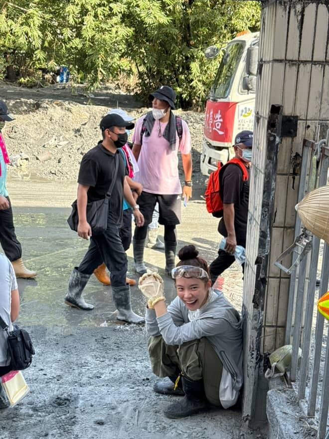 快新聞／不只捐30萬還出力！李多慧素顏現身光復　化身「鏟子超人」鏟土照片曝