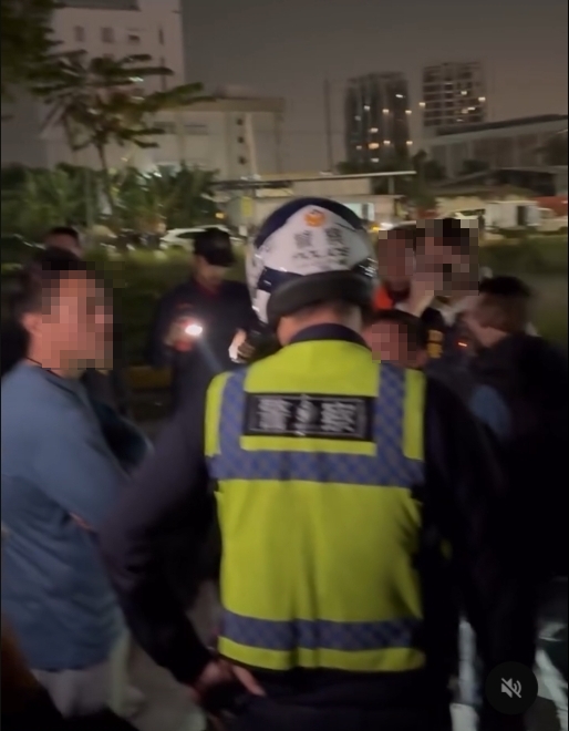 波麗士大人好卑微？　稽查廟宇違規放煙火竟遭包圍嗆聲