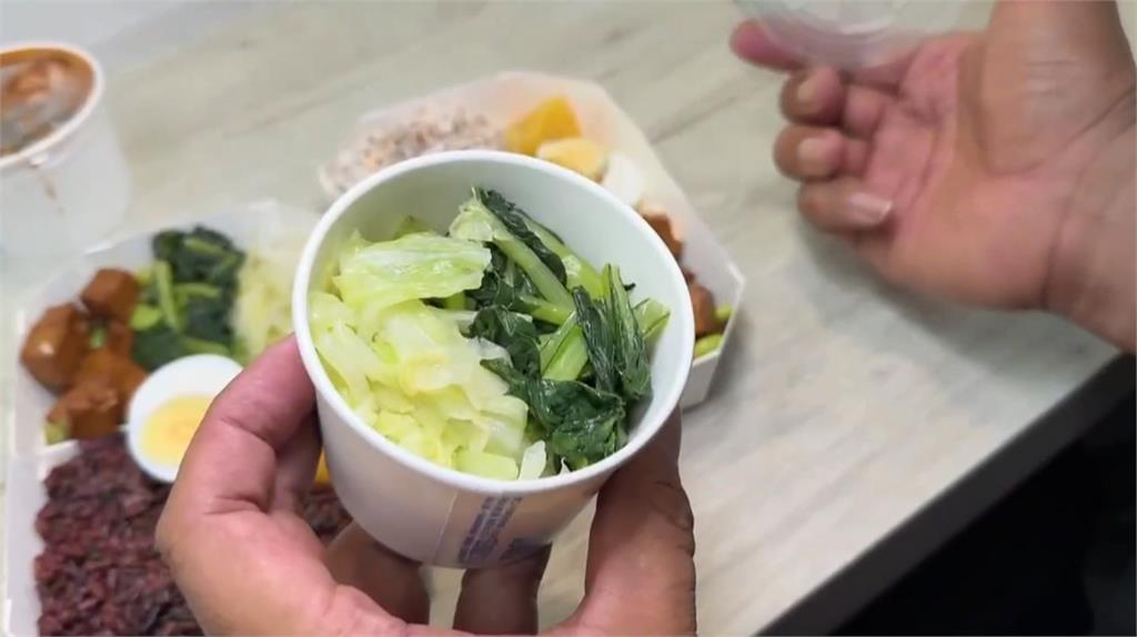 收餐傻眼!外送點「時令青菜」竟收「香菜山」 網友:時令香菜?