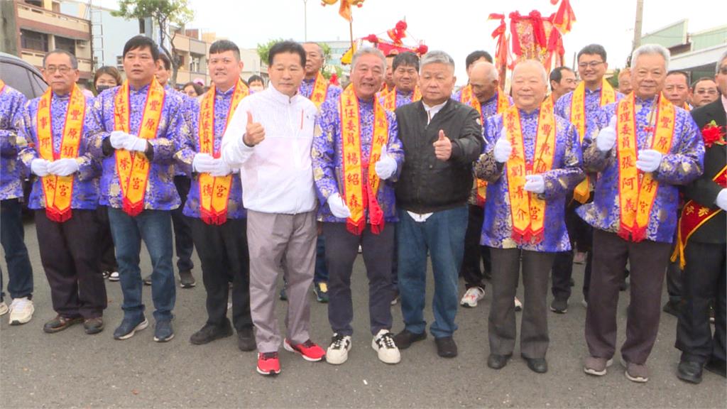 大甲媽回鑾抵台中清水 「豐原鎮清宮」管委會行三跪九叩禮