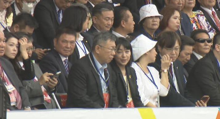 快新聞/在聊什麼?柯文哲及王婉諭皆出席就職典禮 並肩而坐頻頻交頭接耳