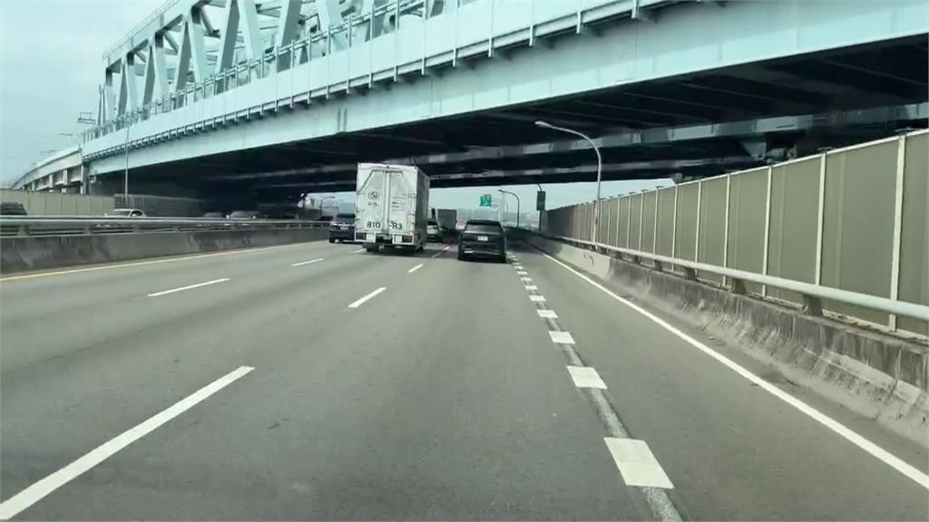 重機騎士背狗兜風畫面曝光　獸醫示警：恐傷犬隻脊椎