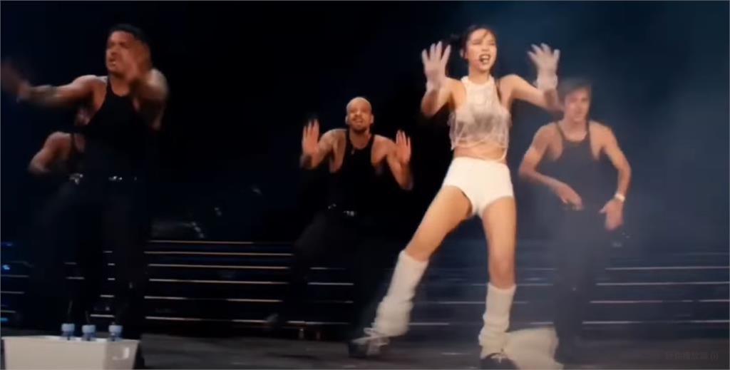 Jennie熱舞狂甩「激短裙全滑落」大翻車!下秒神反應千萬粉跪:太專業