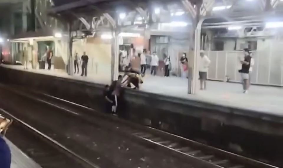 台南火車站傳「跳軌」！　男疑因零用錢與母爭吵跳軌