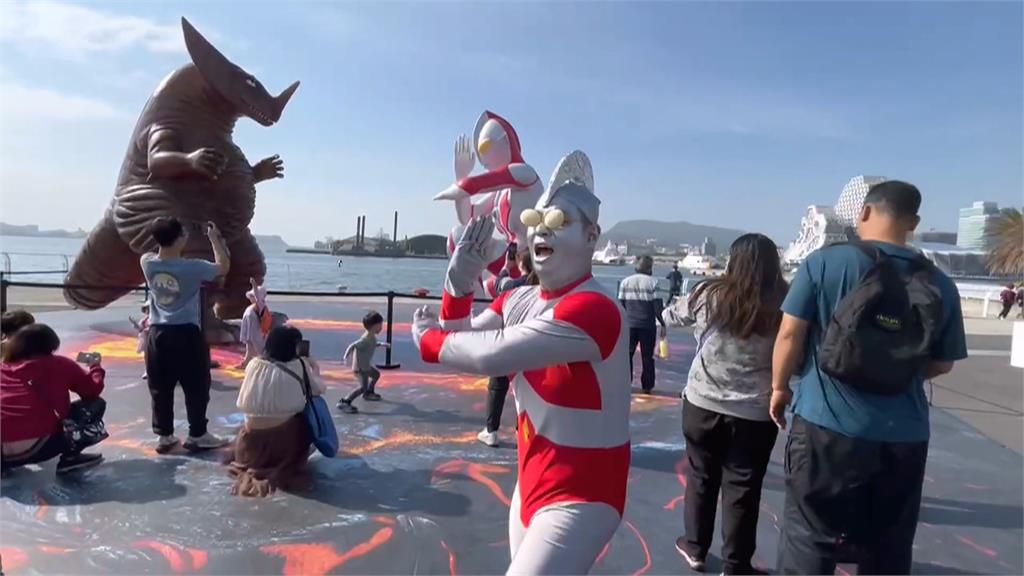 超人力霸王降臨高雄! 15公尺高"初代.迪卡"矗立愛河灣