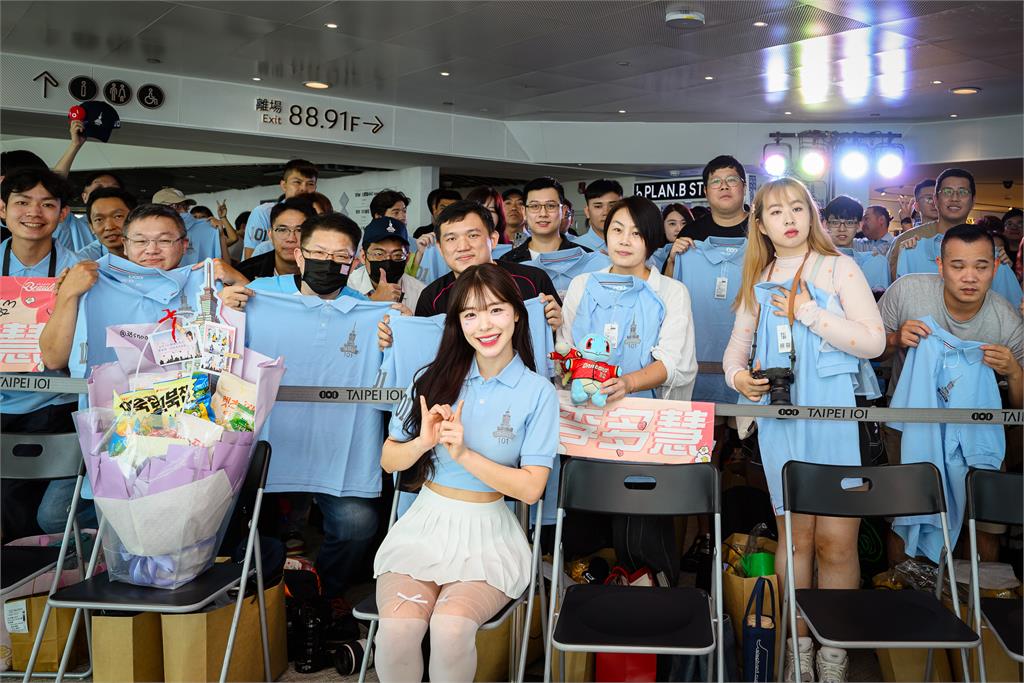 中職/ 味全龍李多慧化身台北101觀景台一日店長!棒球熱潮橫越382公尺台北高空