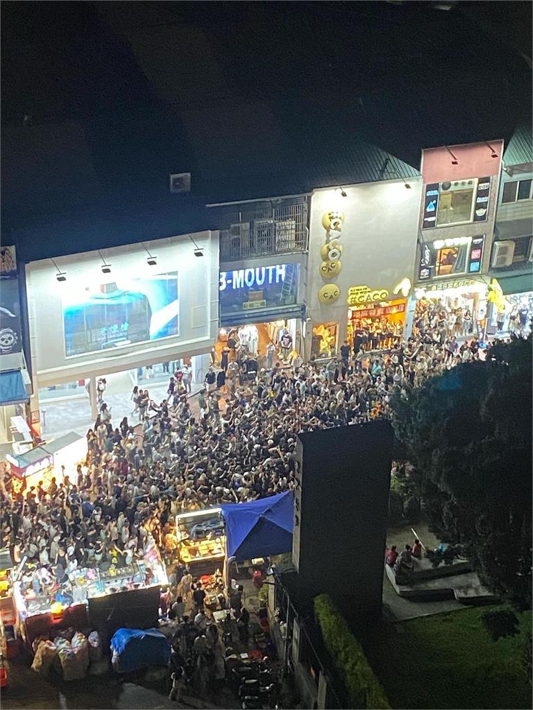 《角頭》掃街「逢甲夜市癱瘓」!王陽明嗨喊「這句話」超狂人潮畫面曝