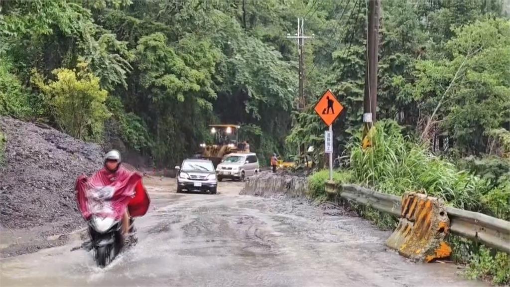 台中和平山區下大雨! 靈甫橋旁土石流汽車陷泥濘