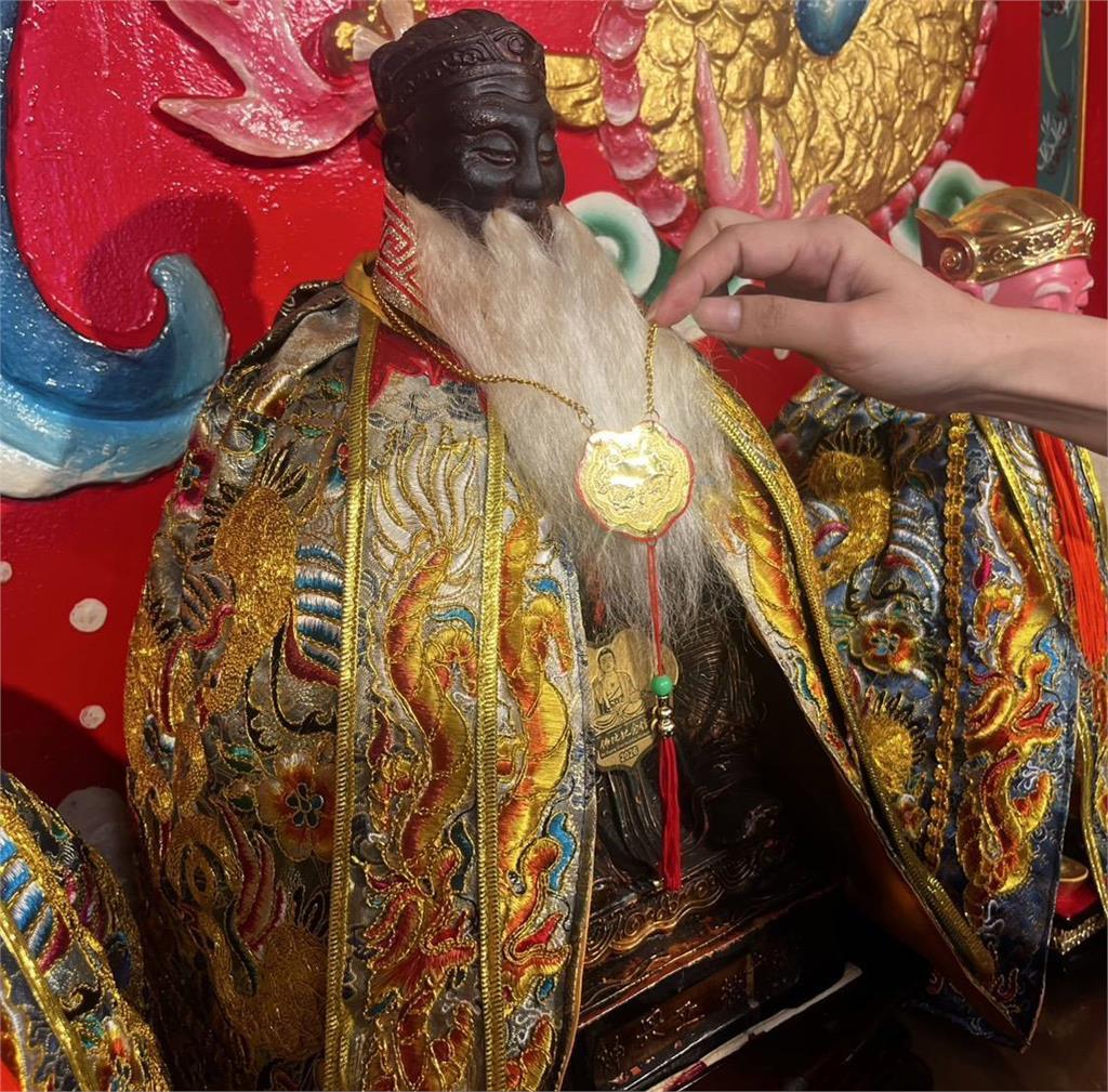 神明的也敢偷！　 賊拆戰旗變＂釣竿＂　竊土地公2金牌