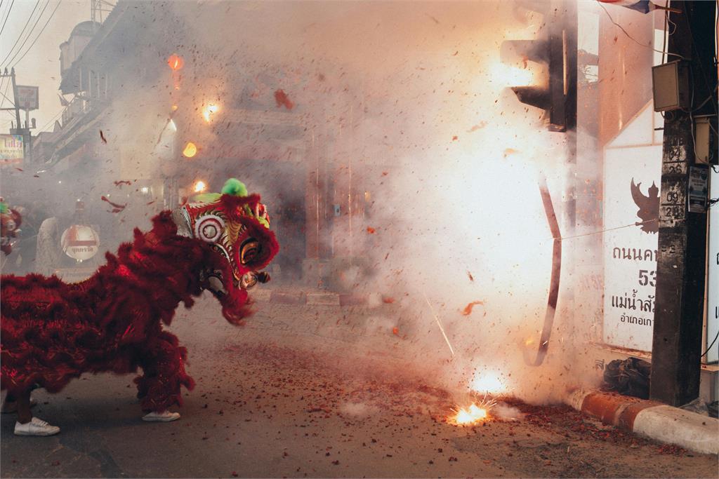 世界各地新年「奇特習俗」你聼過哪些?在別人家前摔碗盤、奇裝異服北極熊冬泳