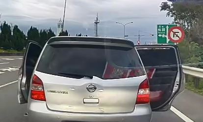 連假高乘載管制!這景象超離譜 國道匝道見警「整車8人」棄車逃