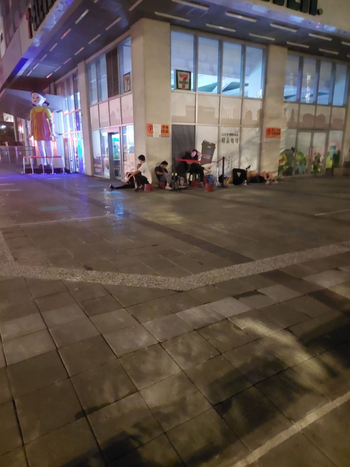 信仰無價!果粉搶哀鳳14「排隊現場照曝光」:14日就開始夜排