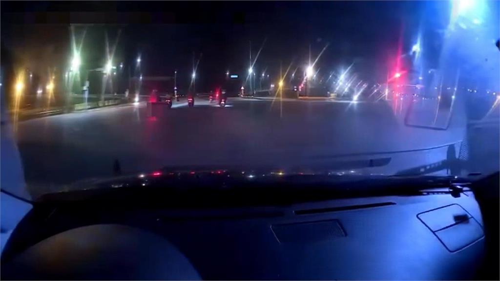 無視警車!囂張飆仔自摔竄火花 警閃避不及撞上