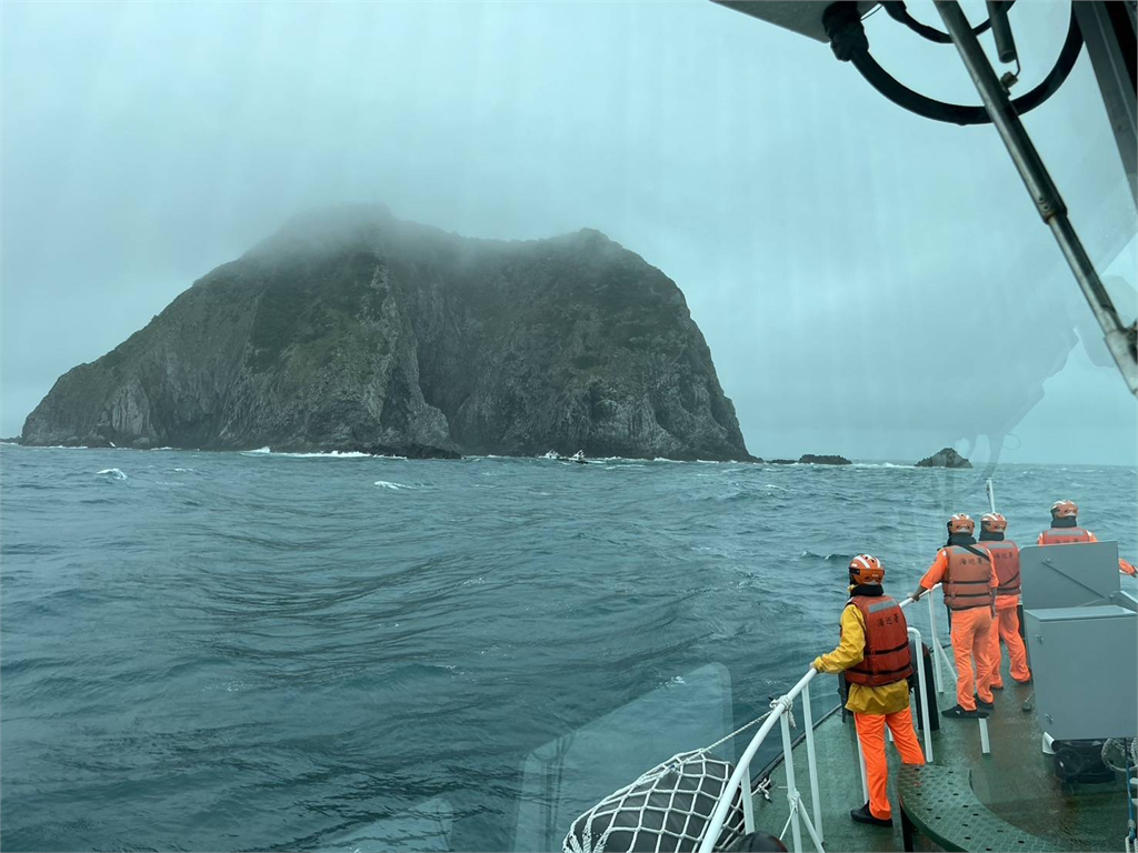 快新聞/驚!基隆嶼19名釣客「有7人落海」 3人獲救4人仍失聯中