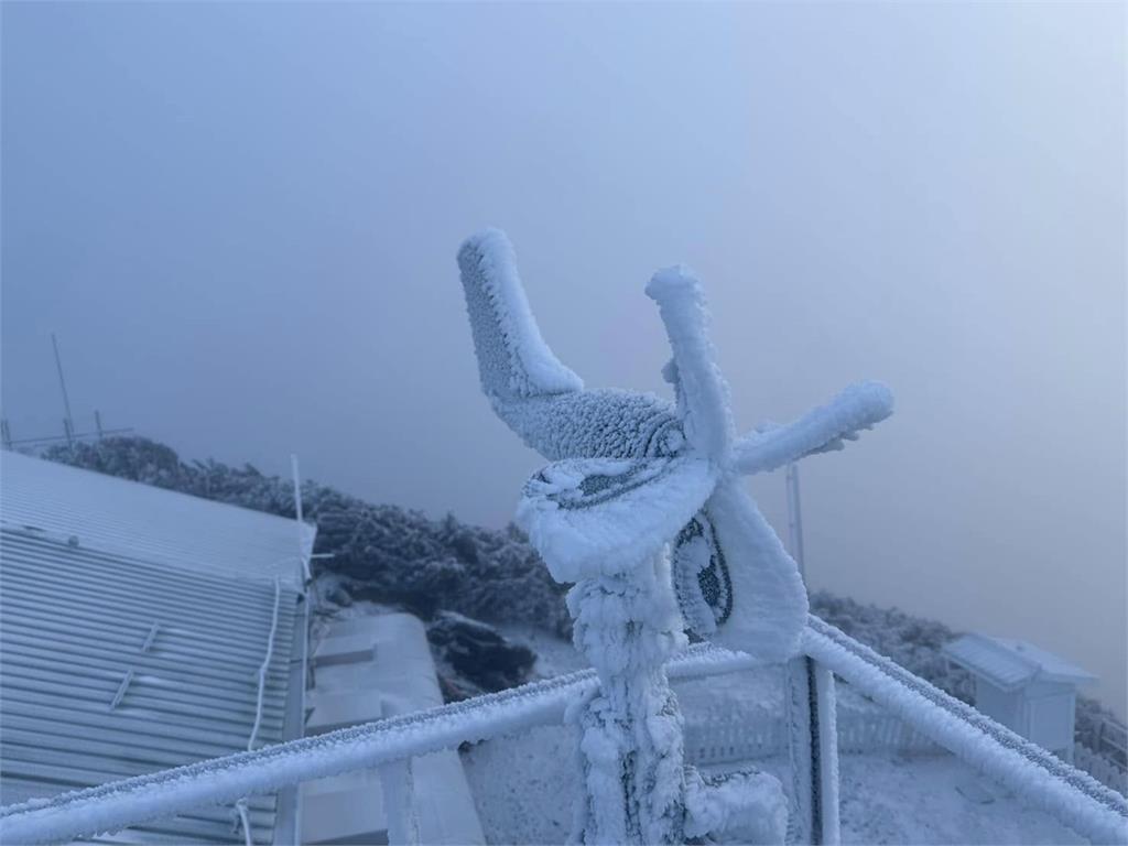 下波冷空氣挑戰寒流!鄭明典曝「1條線觸台急降溫」低溫10度↓地區曝