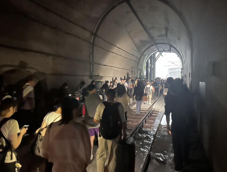 快新聞/自強號清水隧道出口遭落石撞擊 司機受傷、乘客下車徒步離開